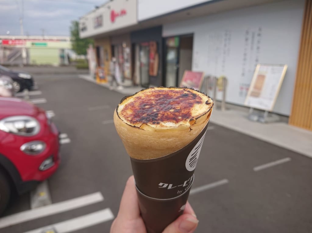 クレーピエトーキョー群馬伊勢崎店でクレープブリュレを食べた様子