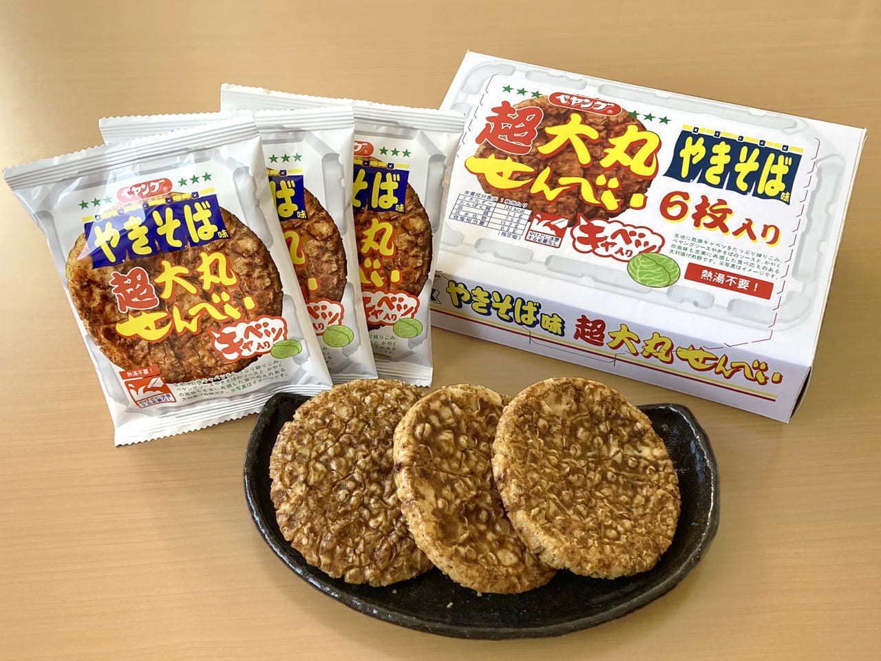 「ペヤングソースやきそば味超大丸せんべい6枚入BOX」が発売、まるか食品と三州製菓の新商品
