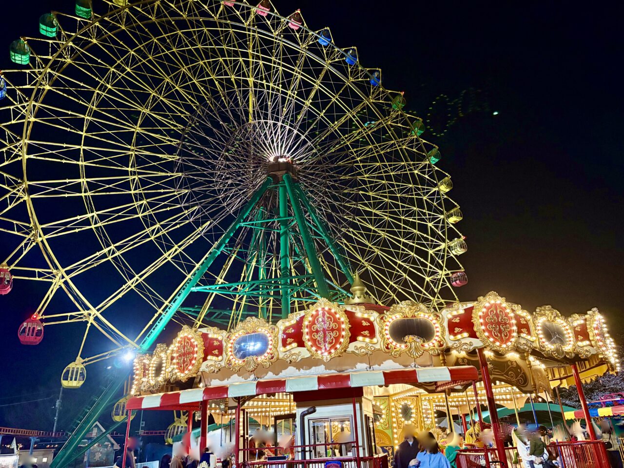 2026年10月11日華蔵寺遊園地大観覧車とメリーゴーランド