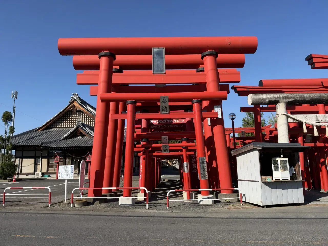 2026年10月8日小泉稲荷神社たくさんの鳥居